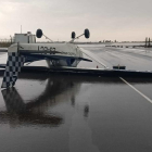 Una avioneta tombada pel vent d'una tempesta virulenta que ha afectat l'aeroport de Lleida-Alguaire