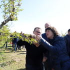 La consellera d'Acció Climàtica, Alimentació i Agenda Rural, Teresa Jordà, durant la visita a finques de Corbins afectades per les últimes gelades.