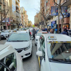 Los taxis, concentrados en la avenida Blondel de Lleida antes de iniciar la marcha lenta.