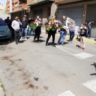 Els companys van dipositar tres rams de flors i una espelma al carrer Sifó de la Bordeta on van trobar malferit el taxista.