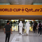TÍTOL: FIFA World Cup Qatar 2022 DESCRIPCIÓ: 14 November 2022, Qatar, Doha: People walk through the World Cup media centre in Doha. FIFA World Cup Qatar 2022 will start on 20 November 2022. Photo: Federico Gambarini/dpa 14/11/2022 ONLY FOR USE IN SPAIN