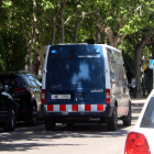 Una furgoneta de los Mossos se lleva al presunto violador de los juzgados de Igualada