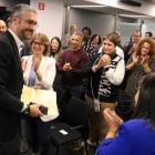 Bernat Solé, recibe el calor de electos y representantes políticos en la Delegación del Govern en Lleida después de la confirmación de su inhabilitación por parte del Tribunal Supremo.