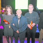 Josep Vallverdú, con los ganadores, Marina Miralles y Josep M. Sala-Valldaura, y la vicepresidenta de la Diputación y el concejal de Cultura.