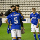 Ramon Vila trata de consolar a Roger Figueras tras el partido, con Arnau Gaixas desesperado en segundo plano