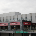 Los trabajos del nuevo hotel en Lleida, rodeado de establecimientos comerciales, se concentran en el interior.