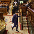 El presidente del Gobierno, Pedro Sánchez, se dirige a intervenir en la sesión plenaria, en el Congreso de los Diputado, este jueves.
