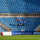 Dos valents aficionats blaus van gaudir amb la golejada del Lleida Esportiu