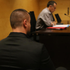 El acusado de la violación de Blanes con su abogado de fondo durante el juicio en la Audiencia