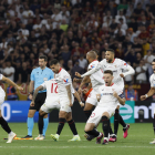 Los jugadores del Sevilla estallan de júbilo tras marcar Montiel el penalti decisivo.