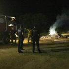 Mossos y Bomberos el viernes por la noche tras la tragedia.