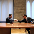 El presidente de la Generalitat, Pere Aragonès, y el primer secretario del PSC, Salvador Illa, se dan la mano después de firmar en la Sala de Diputados del Palau de la Generalitat el acuerdo por la aprobación de los presupuestos del Govern de 2023.