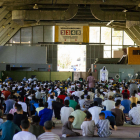 Imagen de ayer del rezo que los musulmanes hacen cada viernes en el Palau de Vidre.