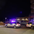 Un coche de los Mossos d’Esquadra y otro de la Policía Local de Les Borges en el lugar del crimen. 
