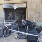 Les flames van calcinar cadires i l’entrada del local situat a la plaça dels Àlbers de Tàrrega.