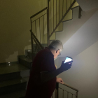 Los vecinos tienen que usar linternas en las escaleras.