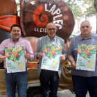 El president de la Fecoll, Ferran Perdrix, l'alcalde de Lleida, Miquel Pueyo, i el responsable de comunicació de la Fecoll, Rafa Gimena, amb el cartell de la 42a edició de l'Aplec del Caragol