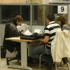 Imatge de contribuents presentant la declaració en una campanya de la Renda a Lleida.