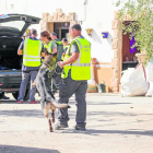Un perro adiestrado en la búsqueda de drogas participó ayer en el registro de la nave abandonada en Les Borges Blanques. 