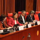 La consellera de la Presidencia, Laura Vilagrà, y miembros de la Comisión de Asuntos Institucionales durante la sesión este viernes en el Parlament.