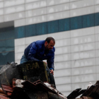 Una persona colabora en las labores de búsqueda tras el terremoto en la frontera sur de Turquía y Siria.