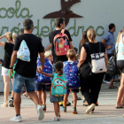 Pares i alumnes davant l’escola Turó del Drac de Canet.