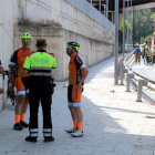 Los cuerpos de emergencias, en el lugar del atropello mortal de los ciclistas.