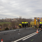 Los servicios de emergencias ayer tras la colisión en la carretera L-310 a su paso por La Figuerosa. 