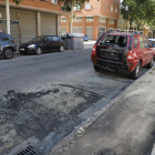 L’incendi ahir de matinada d’una illa de contenidors al carrer Pla d’Urgell va causar greus danys en un vehicle aparcat.