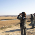 Agentes rurales vigilando el año pasado las aves salvajes en la zona de los humedales de Utxesa.