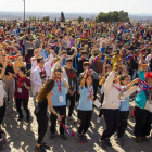 Los jóvenes se congregaron ayer por la mañana para la inauguración de la TrocaJove en la plaza de la Sardana, en la Seu Vella. 