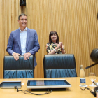 El presidente del Gobierno en funciones y secretario general del PSOE, Pedro Sánchez y la senadora y presidenta del PSOE, Cristina Narbona a su llegada a la reunión de diputados y senadores de la XV Legislatura.