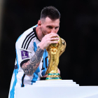 Messi besa el trofeo que se le había resistido hasta ayer, la Copa del Mundo.