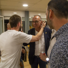 Miquel Pueyo, consolat pels seus seguidors a la seu d'ERC al conèixer-se els resultats el dia de les eleccions.