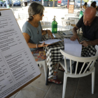 Dos clients miren la carta de preus del restaurant Cantamanyanes de Cappont, ahir al migdia.