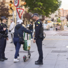 Un control de la Urbana a conductors de patinets elèctrics.