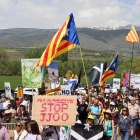 Una part dels participants a la mobilització en contra dels Jocs d'hivern del 2030, convocada per la Plataforma Stop JJOO, caminant per la zona industrial de Puigcerdà.