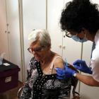 Una enfermera vacuna de la covid a una usuaria de la residencia Bon Lloc de Lleida