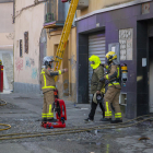 Amplio despliegue de servicios de emergencias por el incendio en un edificio de la calle Sant Andreu. 