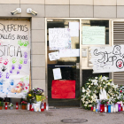 Velas, flores y pancartas en el domicilio de la familia en Sallent.