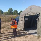 Membres de la Unitat Militar d’Emergències (UME) i del Consell de Seguretat Nuclear a Maials (esquerra). A la dreta, Bovera amb la central d’Ascó al fons.