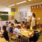 Alumnes de segon de primària de l'escola Països Catalans de Lleida, durant l'hora de lleure educatiu, amb dues monitores.