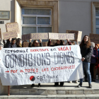 Professionals sanitaris, concentrats als serveis territorials de Salut a Lleida amb cartells reclamant millores laborals