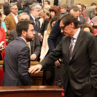 El líder del PSC, Salvador Illa, toca el brazo del presidente de la Generalitat, Pere Aragonès, después de la votación sobre la B-40.