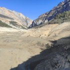 El embalse de Canelles, con el congosto de Mont-rebei al fondo y las antiguas minas de Corçà.