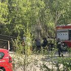 Efectivos de los servicios de emergencia, en el lugar desde donde se habría lanzado al agua el hombre.