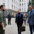 El president d'Ucraïna, Volodimir Zelenski; la primera ministra de Dinamarca, Mette Frederiksen, i el president del govern espanyol, Pedro Sánchez, se saluden abans de reunir-se aquest dijous a Kíev.