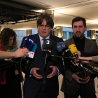 Los eurodiputados Carles Puigdemont y Toni Comín durante una atención a medios en el Parlamento Europeo después de la vuelta y detención de Clara Ponsatí en Cataluña.