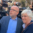 El abogado Gonzalo Boye y la exconsellera Clara Ponsatí, rodeados de cámaras, en el momento de ser detenida por los Mossos d'Esquadra en Barcelona.