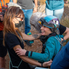 Beatriz Flamini es recibida al salir de la cueva de Motril (Granada), este viernes, después de pasar 500 días a 70 metros de profundidad.